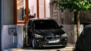Κολωνάκι: Πάρκαρε στην είσοδο της πολυκατοικίας