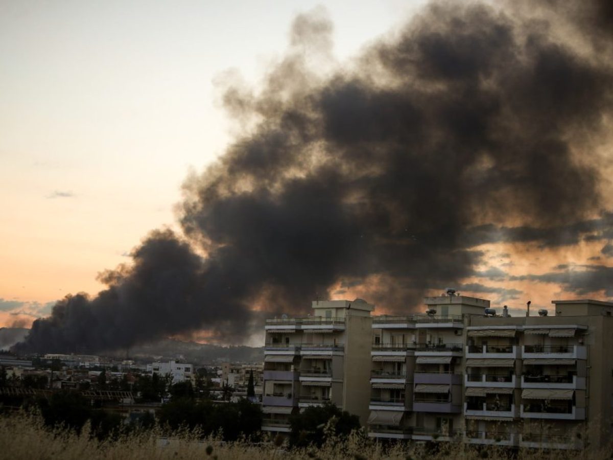 Ωραιόκαστρο: Ακόμη καίγεται το εργοστάσιο ανακύκλωσης – Τι κρύβει το τοξικό νέφος που ταξίδεψε από Θεσσαλονίκη έως Πελοπόννησο
