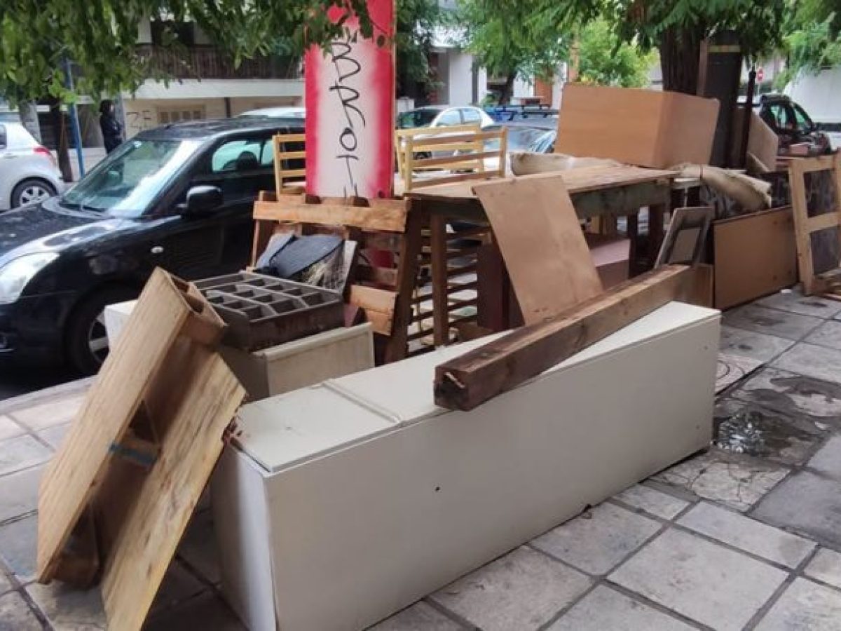 Θεσσαλονίκη: Ξεφορτώθηκαν στο πεζοδρόμιο ένα…. φορτηγό έπιπλα