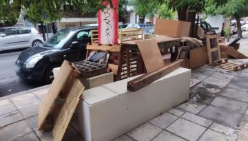 Θεσσαλονίκη: Ξεφορτώθηκαν στο πεζοδρόμιο ένα…. φορτηγό έπιπλα
