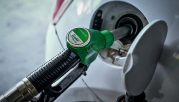 Προβληματισμός για το άλμα του πετρελαίου, τέσσερις “πονοκέφαλοι” για τις τιμές ρεύματος