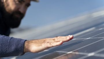 Έσπασαν ηλιακά πάνελ και τα έριξαν σε δεξαμενή με νερό και αέρα – Το πολύτιμο υλικό που κατάφεραν να ανακτήσουν – PowerGame – Το δυνατό παιχνίδι στην οικονομία αρχίζει εδώ!